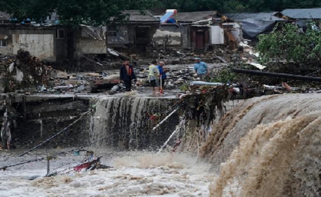 बीजिंग में मूसलाधार बारिश, दो की मौत, बाढ़ में बहे वाहन