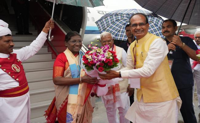 राष्ट्रपति द्रौपदी मुर्मू पहुंचीं भोपाल, मुख्यमंत्री ने किया स्वागत