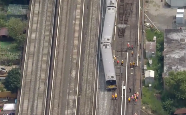 न्यूयॉर्क में ट्रेन पटरी से उतरी, सात घायल