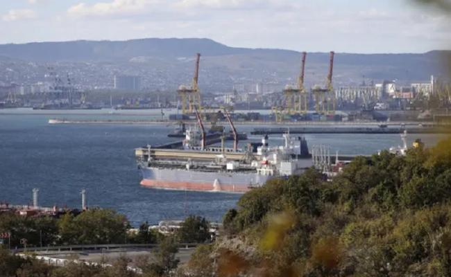 रूसी काला सागर बंदरगाह के पास विस्फोट और गोलीबारी