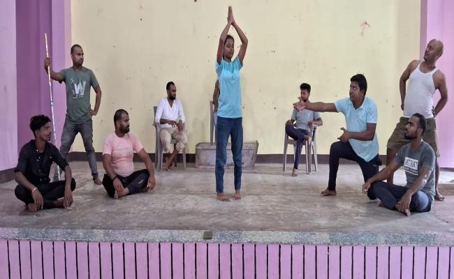 कार्यशाला में रंगमंच की बुनियाद से अपने को संवार रहे हैं प्रशिक्षु कलाकार