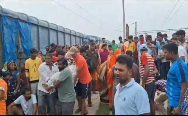 बेगूसराय में राजधानी एक्सप्रेस से कटकर दो महिलाओं की मौत
