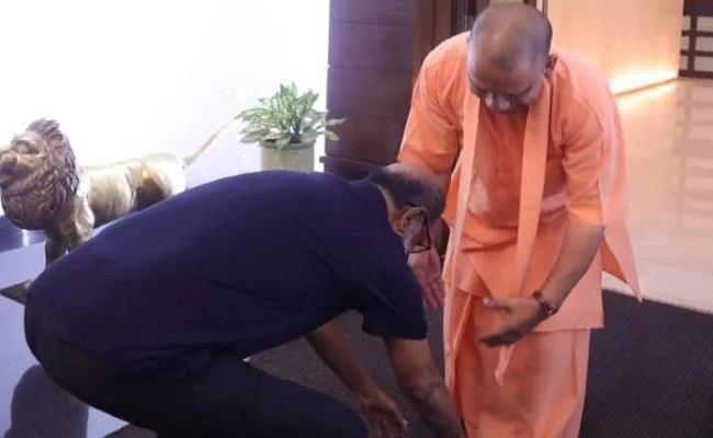 रजनीकांत ने आखिर क्यों छुए सीएम योगी के पैर? सुपरस्टार ने बताई वजह