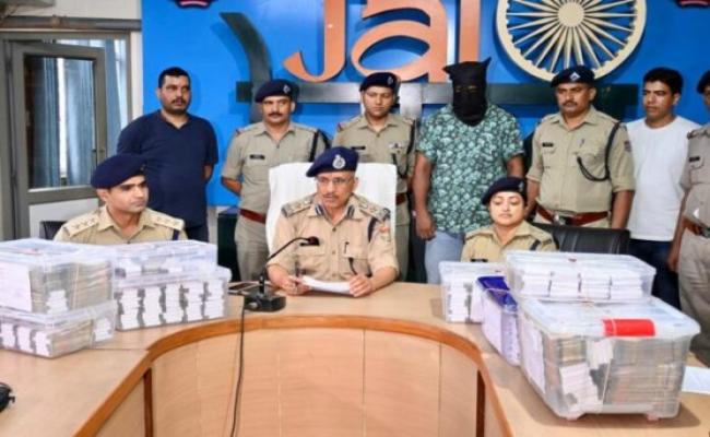 ढाई करोड़ की चोरी का आरोपित प्रापर्टी ब्रोकर गिरफ्तार, रुपये बरामद
