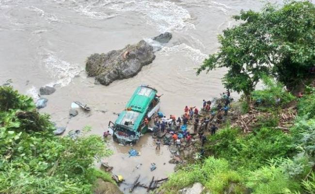 नेपाल: नदी में गिरी बस, 8 यात्रियों की मौत व 17 घायल