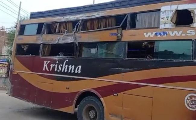 जयपुर से श्योपुर जा रही स्लीपर बस दुर्घटनाग्रस्त, एक किशोरी की मौत-कई घायल