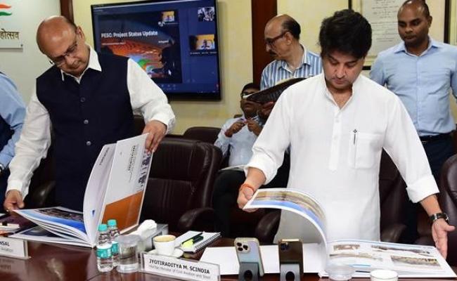 ज्योतिरादित्य सिंधिया ने एएआई की कॉफी टेबल बुक जारी की