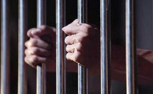 लोहरदगा जेल में छापेमारी, कई आपत्तिजनक सामान बरामद