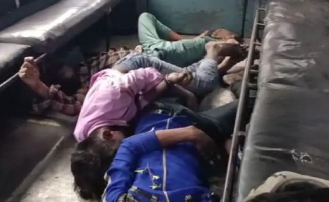 मुर्शिदाबाद में सड़क पर मिला तीन युवकों का रक्तरंजित शव, जांच में जुटी पुलिस