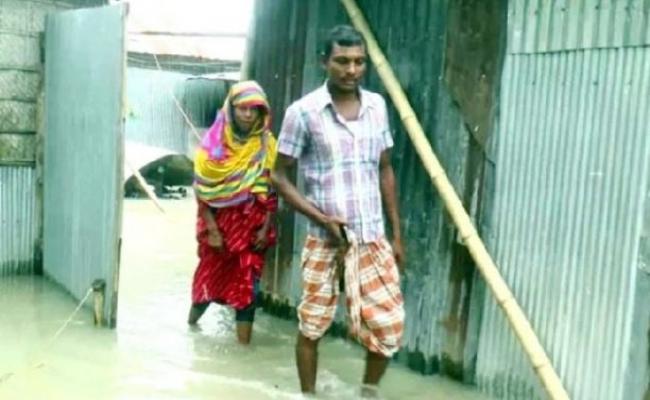 बांग्लादेश के रंगपुर में 50,000 लोग बाढ़ में फंसे