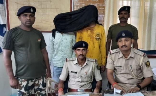 दो हथियारबन्द बदमाशों को ग्रामीणों ने दबोचा , धुनाई कर पुलिस के हवाले