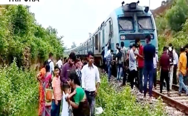 त्रिपुरा में पत्थर की ट्राली से टकरायी पैसेंजर ट्रेन, बड़ा हादसा टला