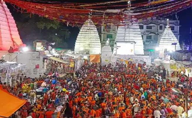 हर-हर महादेव की देवघर में गूंज, सावन का अंतिम सोमवार, कांवड़ तीर्थयात्रियों की लंबी कतार