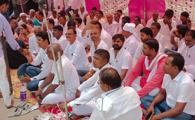 नीतीश सरकार पर विफरे मुखिया , अधिकारों में कटौती को लें समाहरणालय पर धरना