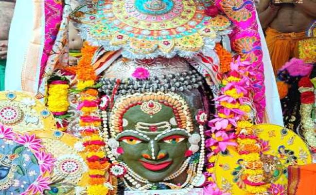 उज्जैन: महाकाल को बंधी पहली राखी, सवा लाख लड्डुओं का भोग