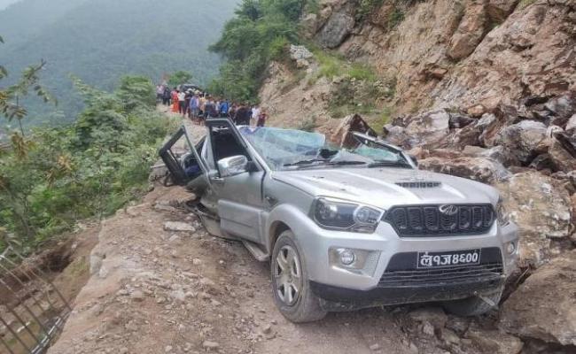 चलती स्कॉर्पियो पर पहाड़ से पत्थर गिरा, 3 की मौत, 8 घायल