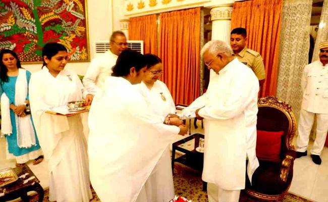 मप्रः राजभवन में मनाया गया रक्षाबंधन का पर्व, राज्यपाल पटेल को बालिकाओं, बहनों ने रक्षासूत्र बांधा