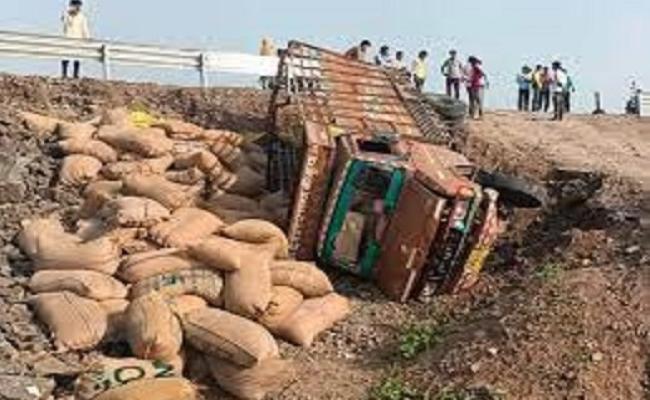 मंदसौर: सोयाबीन से भरा ट्रक अनियंत्रित होकर पलटा, हादसे में ड्राइवर की मौत