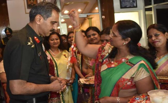रामगढ़ में मारवाड़ी महिला समिति ने सिख रेजिमेंट के जवानों को बांधे रक्षा सूत्र