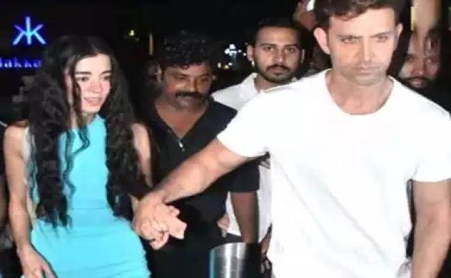 सबा का हाथ पकड़ने पर ट्रोल हुए ऋतिक रोशन