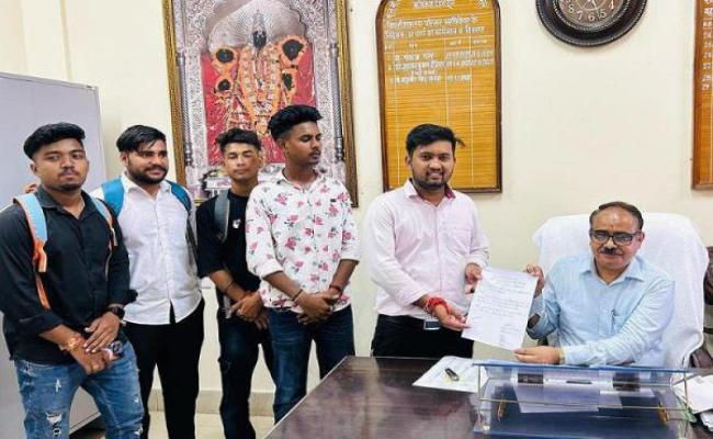 छात्र नेता हिमांशु के नेतृत्व में विषय बदलवाने के लिए दिया गया ज्ञापन