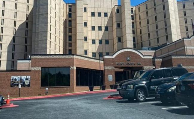 अमेरिकी जेल में भिड़े कैदी, एक की मौत, चार घायल