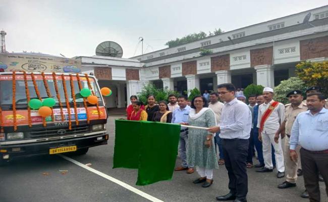 डीएम ने राष्ट्रीय पोषण जागरूकता रथ को किया रवाना