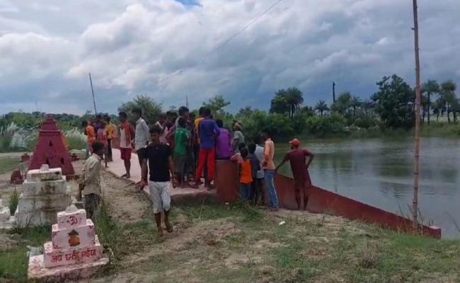 बिहार के पू.चंपारण में तालाब में नहाने के दौरान डुबने से तीन बच्चे की मौत