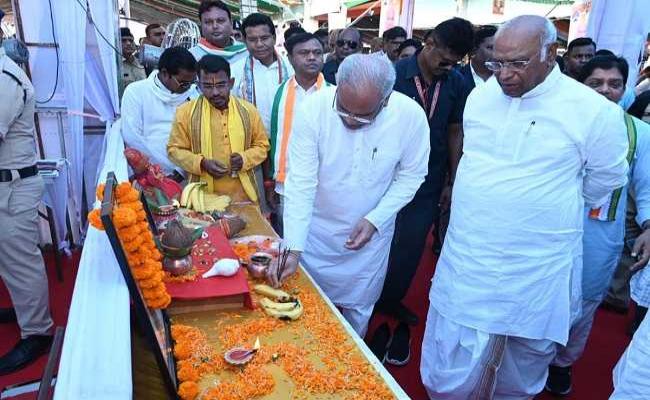 भरोसे का सम्मेलन : खड़गे - बघेल ने 1 हजार 867 विकास कार्यों का किया भूमिपूजन व लोकार्पण