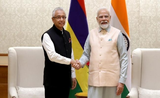 प्रधानमंत्री ने की मॉरीशस के प्रधानमंत्री के साथ द्विपक्षीय बैठक
