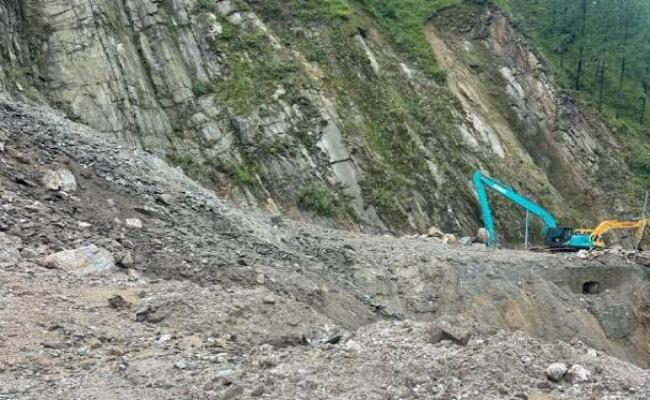 चम्पावत : स्वाला में मलबा आने से एनएच अवरुद्ध, मार्ग खोलने में जुटी टीमें