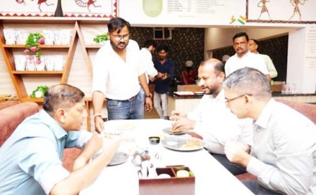 मुख्य सचिव अमिताभ जैन ने सेहत बाजार मिलेट कैफे का किया अवलोकन