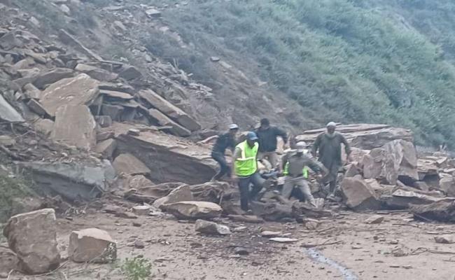 अचानक पहाड़ से गिरा मलबा, ट्रक में सवार चार लोगों की मौत