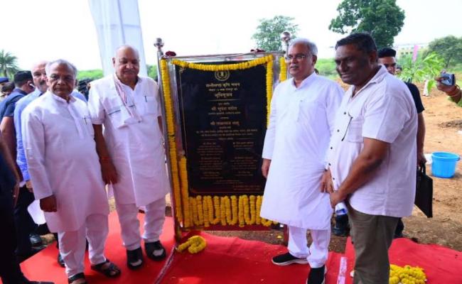रायपुर : मुख्यमंत्री बघेल ने नवा रायपुर में 'छत्तीसगढ़ कृषि भवन' की आधारशिला रखी