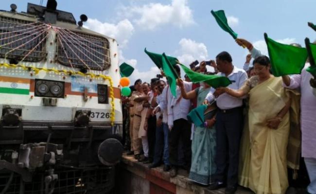 केंद्रीय मंत्री अन्नपूर्णा देवी ने रांची-न्यू गिरिडीह एक्सप्रेस ट्रेन को हरी झंडी दिखाकर किया रवाना
