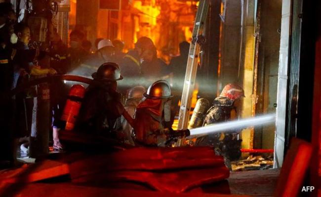 वियतनाम की नौ मंजिला इमारत में भीषण आग, 50 से अधिक की मौत