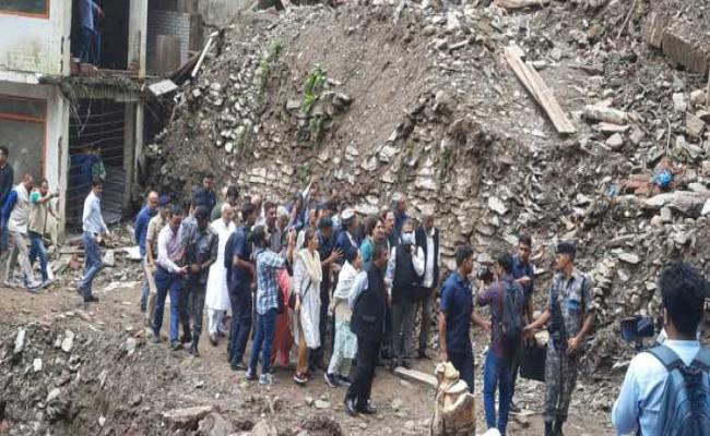 शिमला के शिव बावड़ी मंदिर में हुई तबाही का प्रियंका गांधी ने लिया जायजा