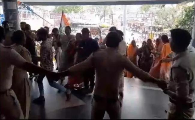 रेल रोको आंदोलन जांजगीर : रेलवे के खिलाफ कर रहे थे प्रदर्शन, 65 कांग्रेसी गिरफ्तार