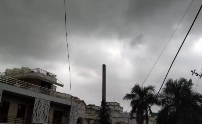 दिल्ली-एनसीआर में बादलों की मेहरबानी, मौसम हुआ सुहावना