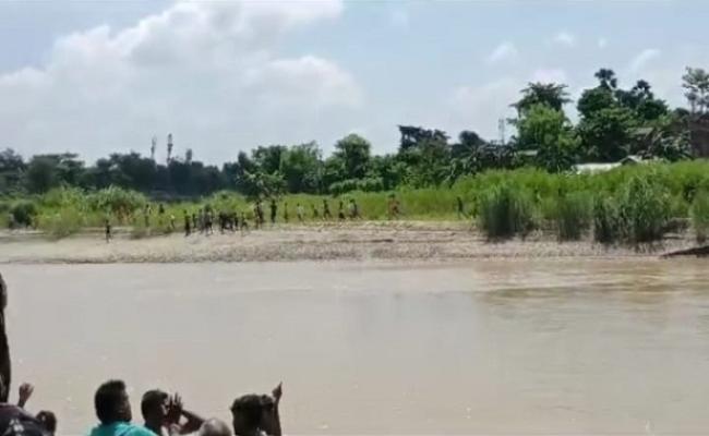 बिहार नौका दुर्घटना में लापता 14 लोगों में मासूम का शव सुबह नदी तट पर मिला, बाकी 13 की तलाश जारी