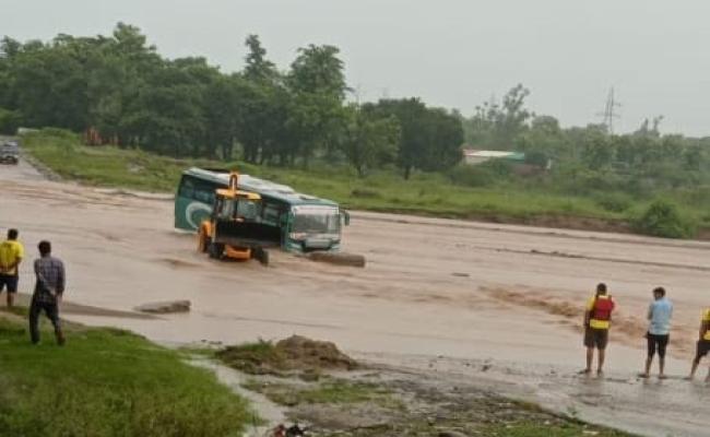 हरिद्वार आ रही नेपाल मैत्री बस कोटावाली नदी में फंसी, यात्रियों को किया गया रेस्क्यू