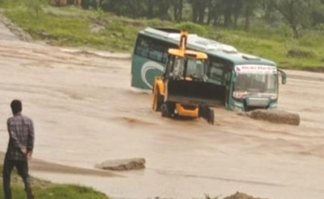 नदी के तेज बहाव में फंसी यात्रियों से भरी बस