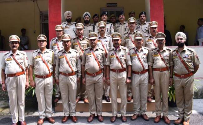 एसएसपी कठुआ ने 13 पदोन्नत अधिकारियों को किया सम्मानित