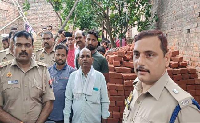 पत्नी-बेटी की हत्या कर झोलाछाप डॉक्टर फरार