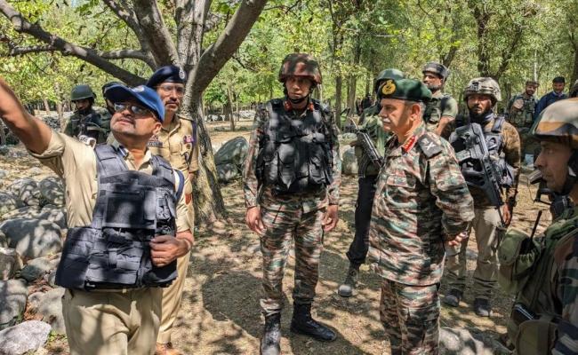 लेफ्टिनेंट जनरल उपेन्द्र द्विवेदी ने अनंतनाग के कोकेरनाग वन क्षेत्र में चल रहे ऑपरेशन पर परिचालन स्थिति की समीक्षा की