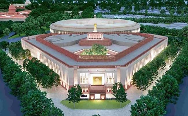 नए संसद भवन के गज द्वार पर उपराष्ट्रपति ने तिरंगा फहराया