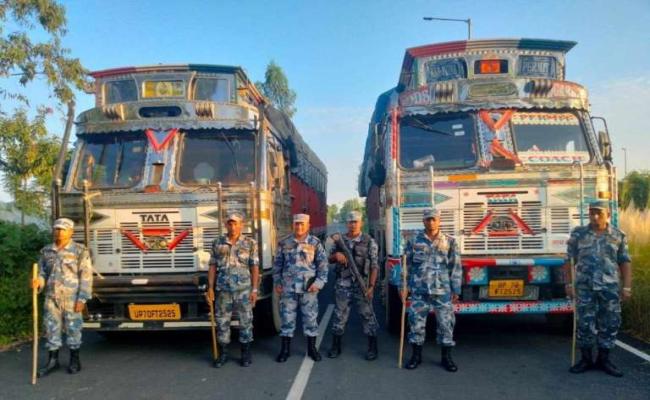 यूपी से नेपाल आए एक ही नंबर प्लेट के दो ट्रक किए गए जब्त