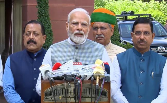 प्रधानमंत्री ने संसद के बाहर कहा, यह ऐतिहासिक निर्णयों का सत्र