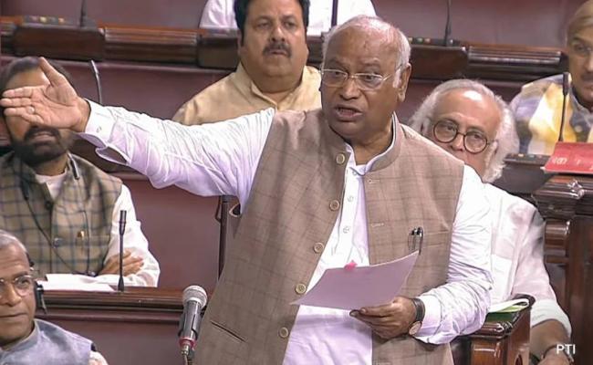 आजाद भारत के बड़े फैसलों की गवाह रही है संसद : खड़गे