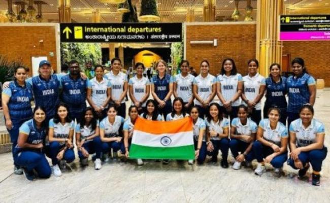 एशियाई खेलों के लिए हांगझू रवाना हुई भारतीय महिला हॉकी टीम